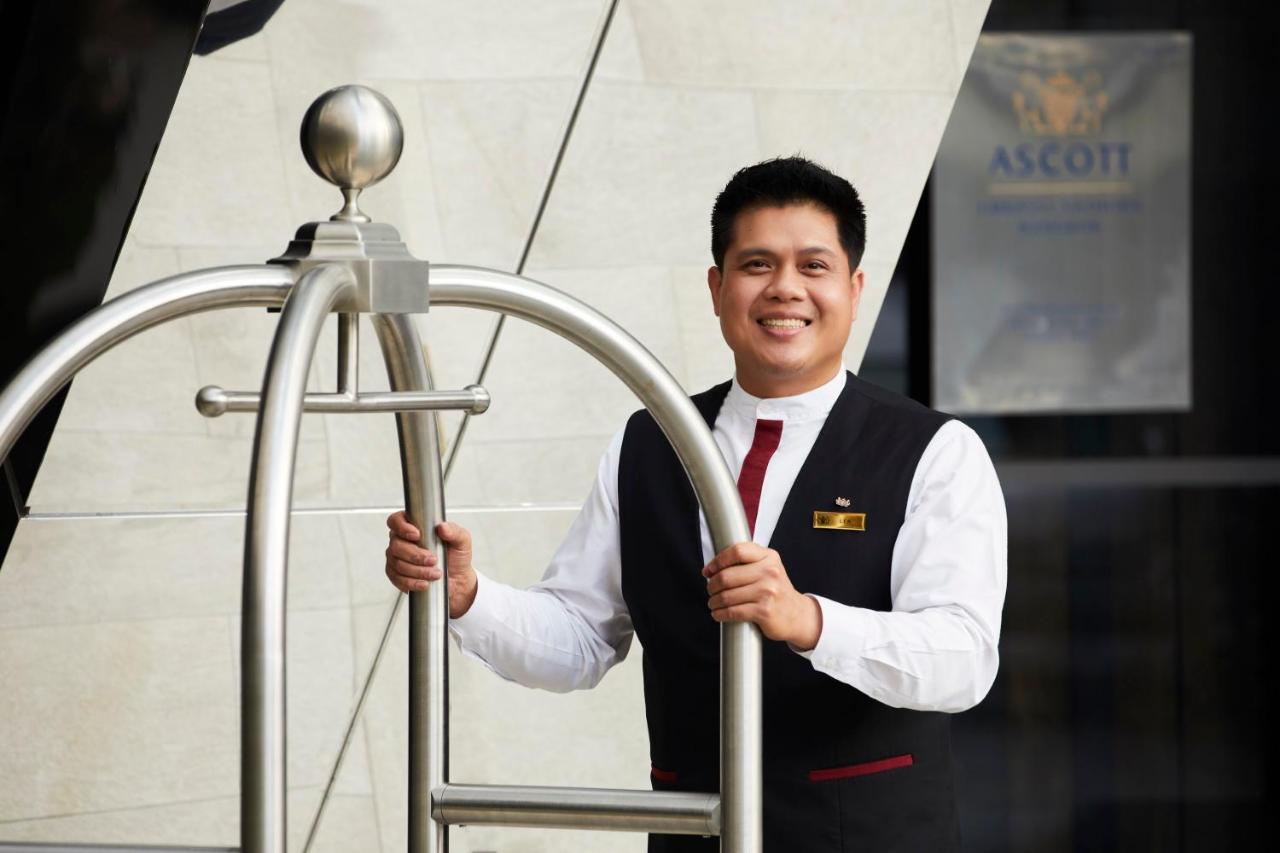 מלון Ascott Embassy Sathorn בנגקוק מראה חיצוני תמונה A bellboy at Ascott Suites, Kuala Lumpur
