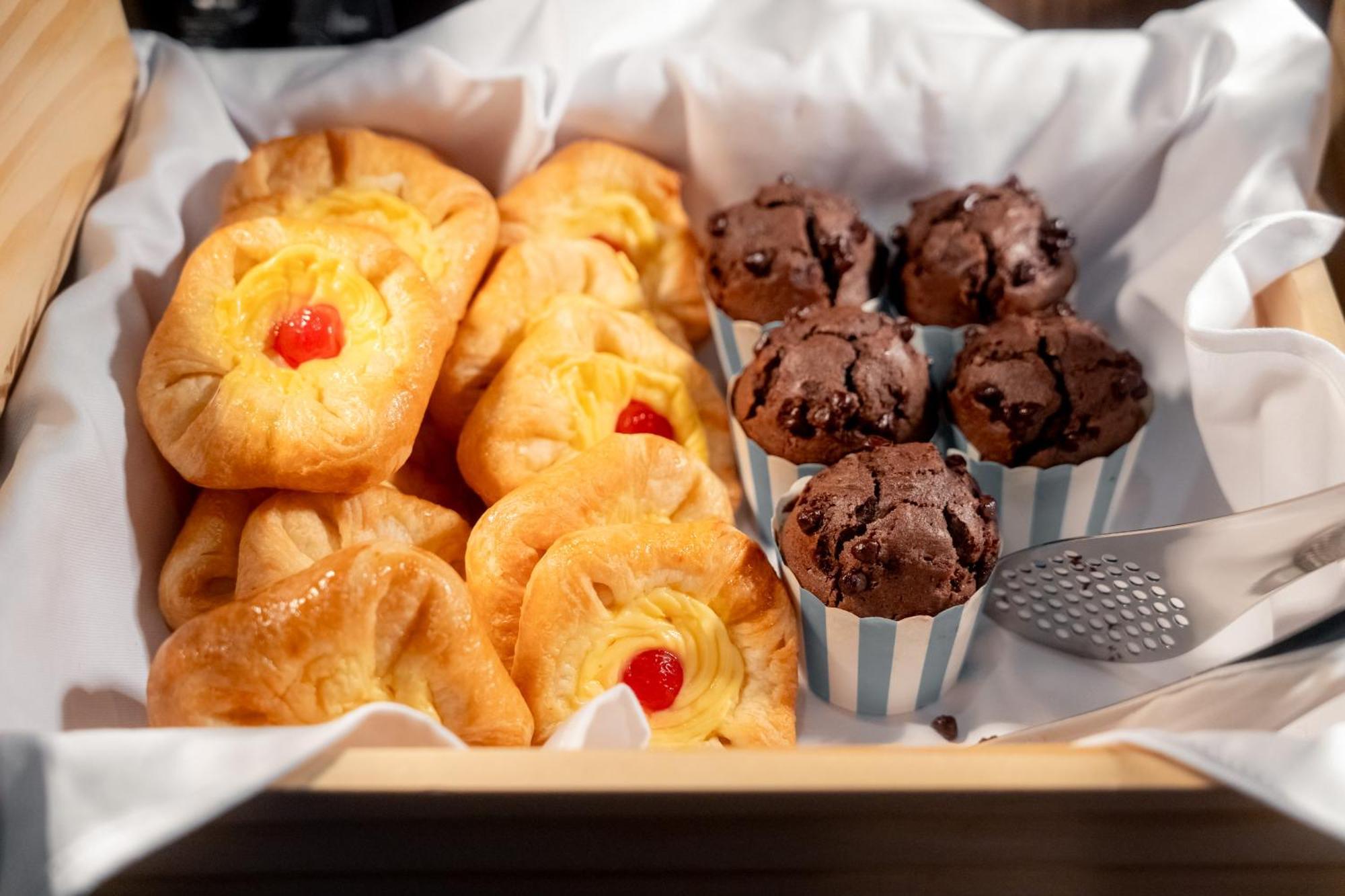 מלון Ascott Embassy Sathorn בנגקוק מראה חיצוני תמונה A selection of pastries