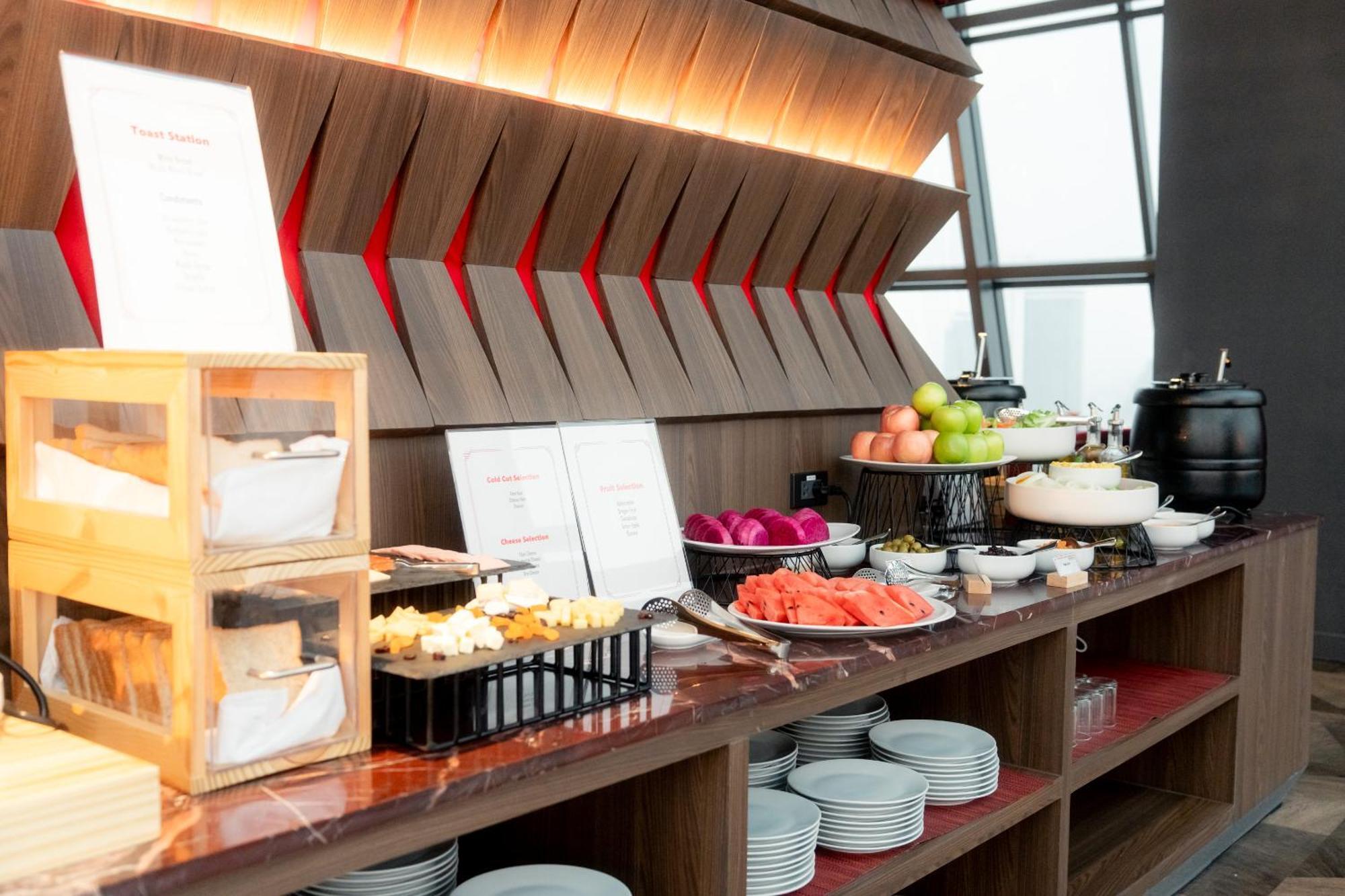 מלון Ascott Embassy Sathorn בנגקוק מראה חיצוני תמונה A buffet at a hotel