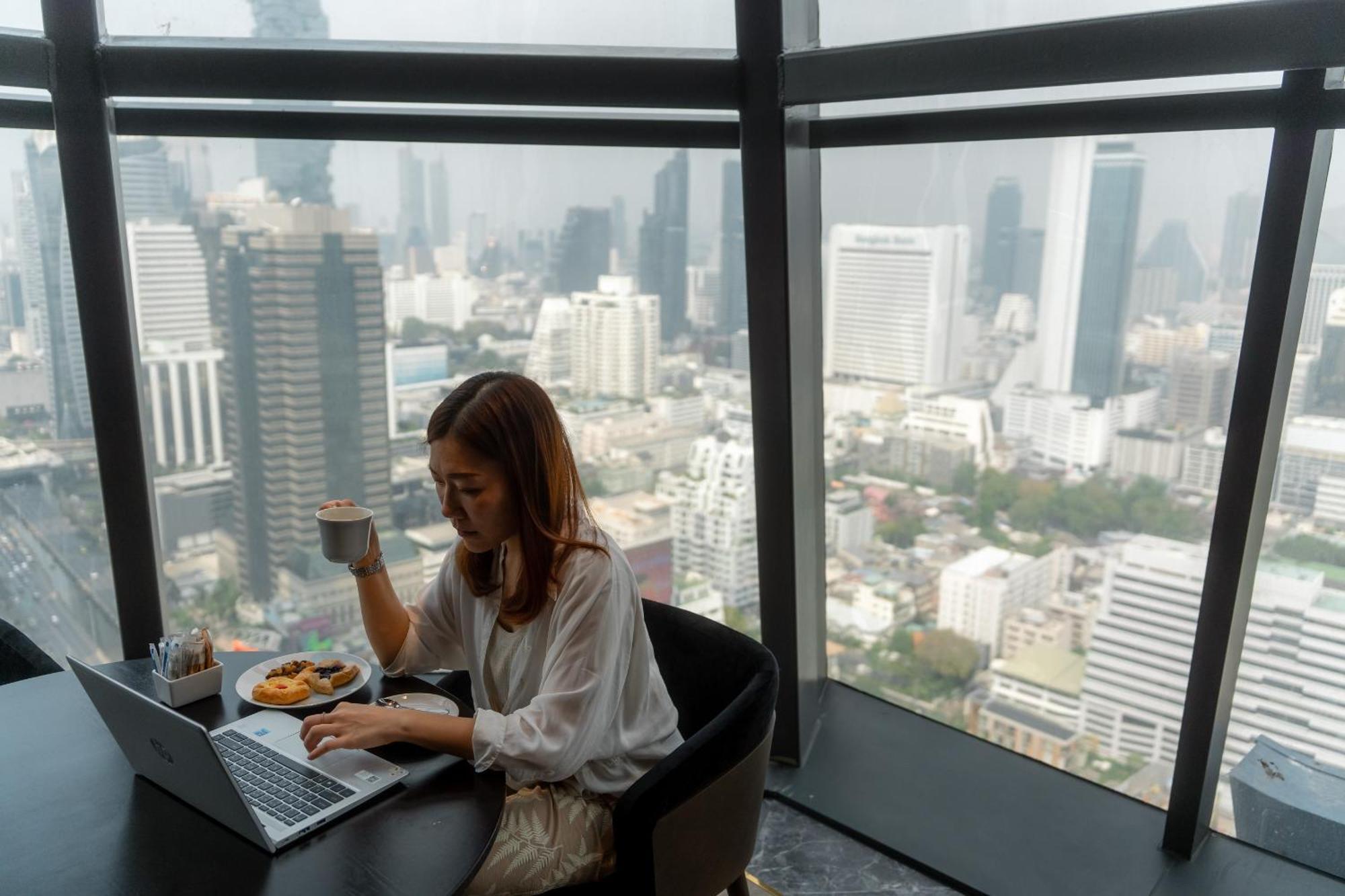 מלון Ascott Embassy Sathorn בנגקוק מראה חיצוני תמונה A woman working in Bangkok