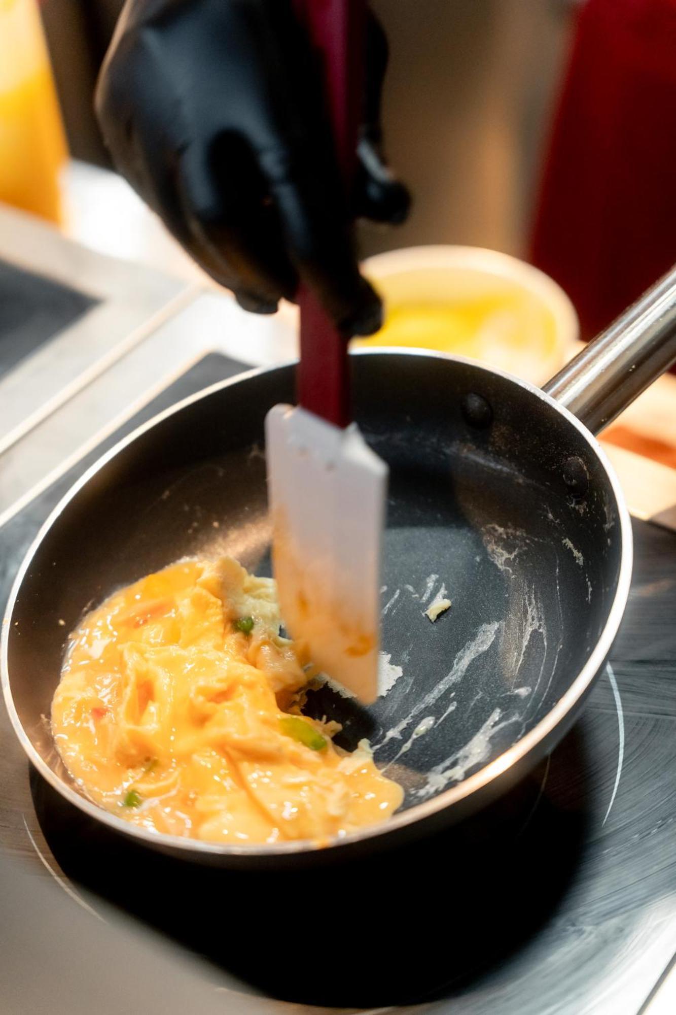 מלון Ascott Embassy Sathorn בנגקוק מראה חיצוני תמונה Preparation of an omelette