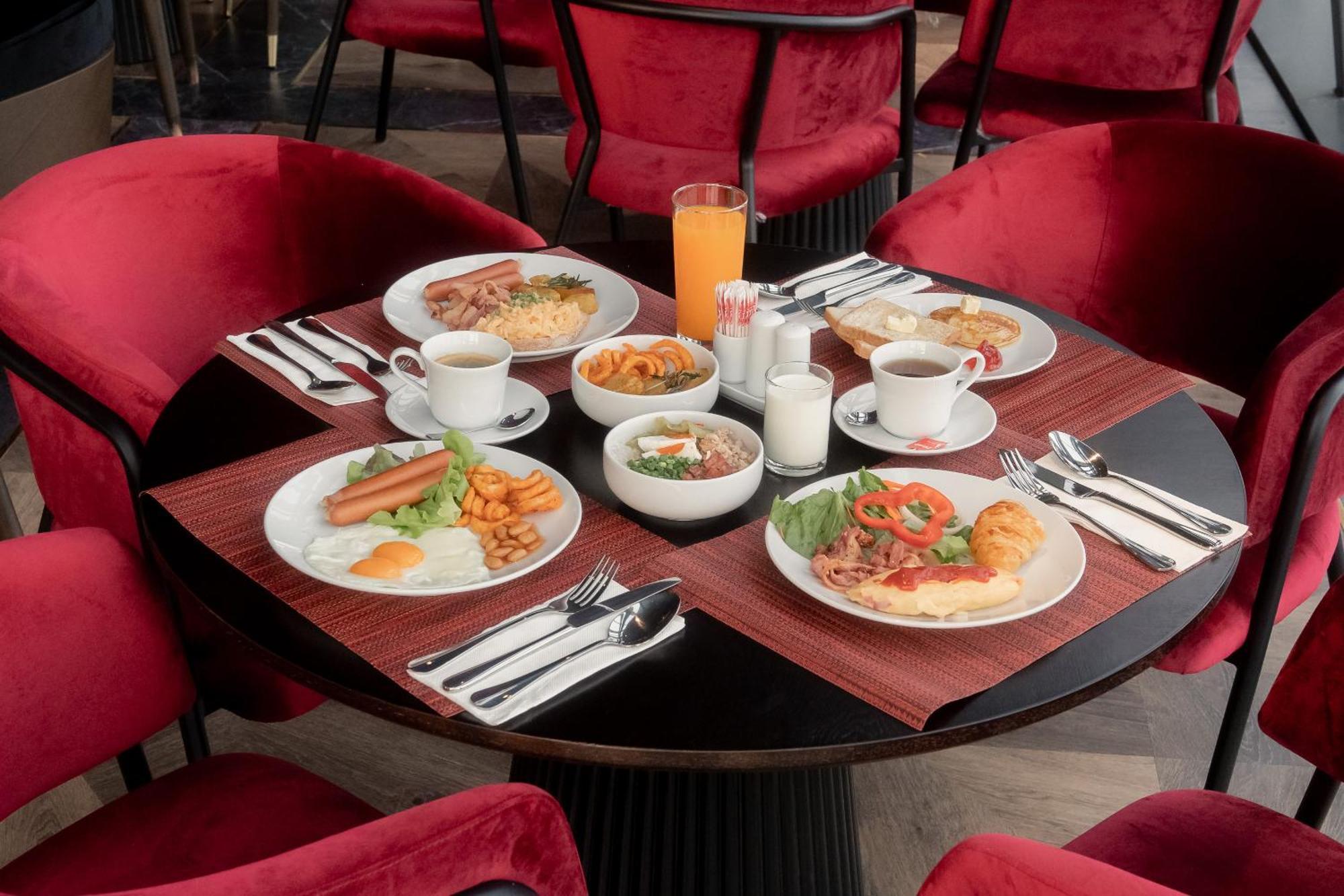 מלון Ascott Embassy Sathorn בנגקוק מראה חיצוני תמונה A breakfast table at the hotel