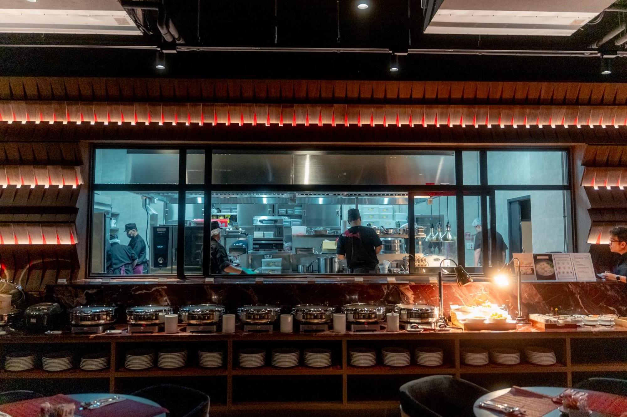 מלון Ascott Embassy Sathorn בנגקוק מראה חיצוני תמונה The open kitchen at the restaurant