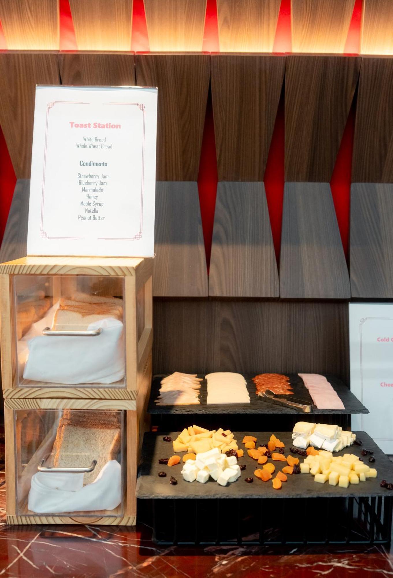 מלון Ascott Embassy Sathorn בנגקוק מראה חיצוני תמונה A selection of cheese at a buffet